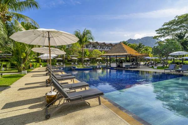 Pool-Loungebereich im Sunprime Kamala Beach Hotel mit Sonnenschirmen und Liegestühlen.
