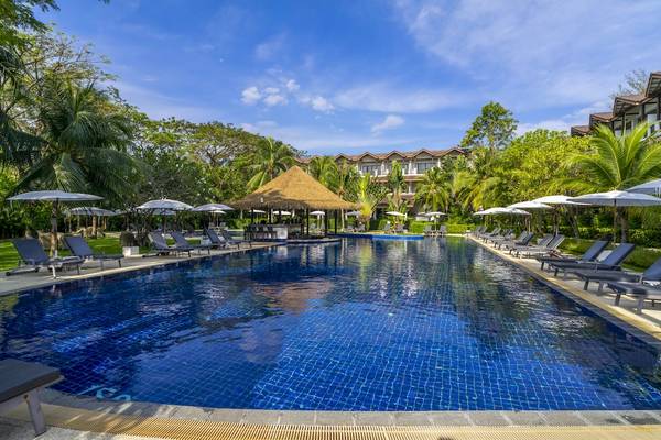 Außenpool des Sunprime Kamala Beach Hotels mit Sonnenliegen und Sonnenschirmen