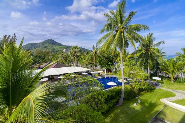 Luftaufnahme des Sunprime Kamala Beach Hotels mit Pool, Palmen und Berg im Hintergrund