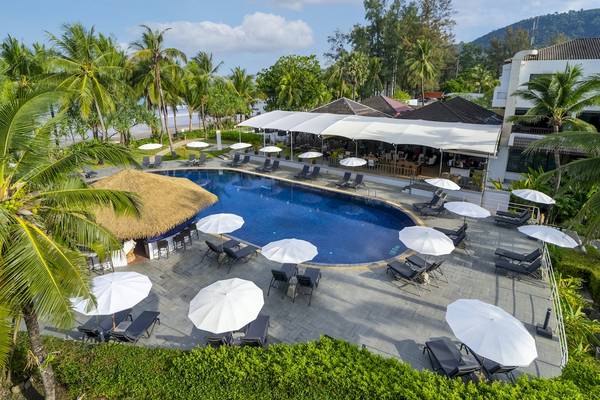 Luftaufnahme des Sunprime Kamala Beach Resorts mit Pool und Loungebereichen