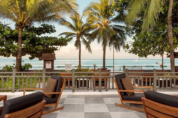 Außenbereich des Sunprime Kamala Beach Hotels mit Blick auf den Ozean.