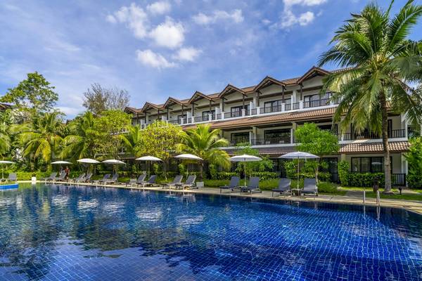 Außenbereich des Sunprime Kamala Beach Hotels mit Pool und Liegestühlen.