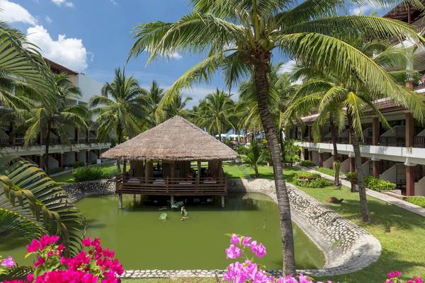 Außenansicht des Sunprime Kamala Beach Hotels mit einem kleinen Pool und einem Hütten-Chalet.