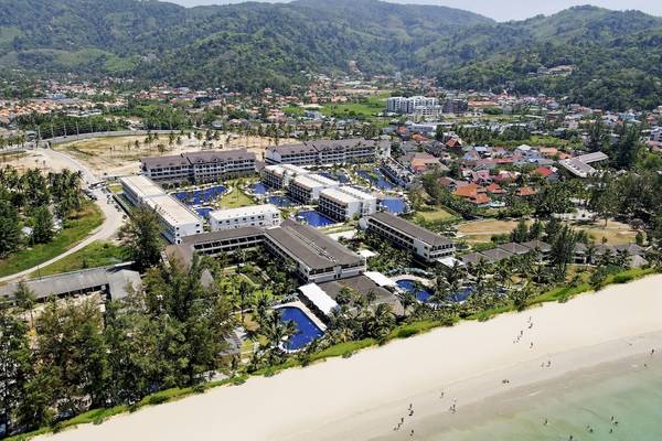 Luftaufnahme des Sunprime Kamala Beach Hotels mit mehreren Swimmingpools und einem weißen Sandstrand.