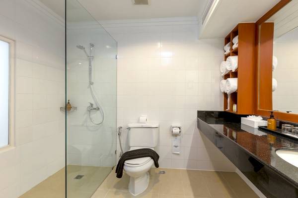Badezimmer im Sunwing Bangtao Beach Hotel mit Duschkabine, Toilette und Waschbecken.