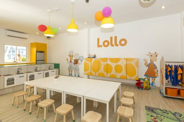 Lollo Kinderzimmer im Sunwing Bangtao Beach Hotel mit bunten Möbeln und Dekor.