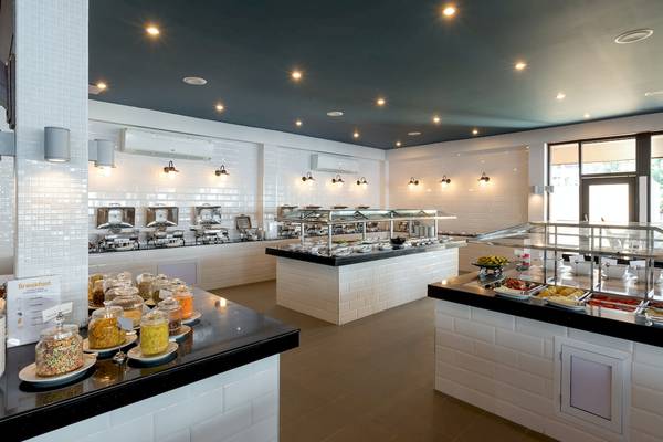 Frühstücksbuffet im Sunwing Bangtao Beach Hotel mit verschiedenen Lebensmitteln und Getränken.