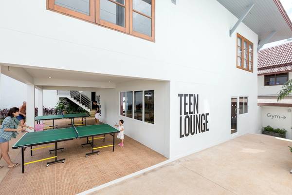 Familie spielt Tischtennis in der Teen Lounge des Sunwing Bangtao Beach Hotels.