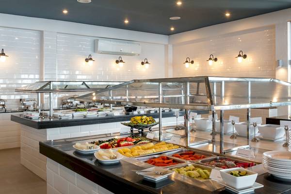 Buffet-Tisch im Sunwing Bangtao Beach Hotel mit verschiedenen Früchten und Gerichten.