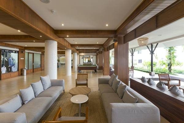 Innenansicht der Lobby des Sunwing Bangtao Beach Hotels mit Sofas, Tischen und Billardtisch.