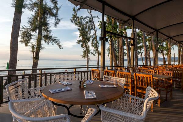 Terrasse im Sunwing Bangtao Beach Resort mit Blick auf das Meer