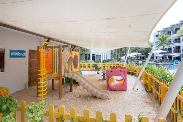 Kinderspielplatz im Sunwing Bangtao Beach Hotel mit Rutsche und Sandkasten