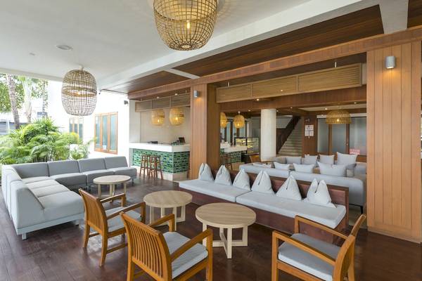Loungebereich des Sunwing Bangtao Beach Hotels mit Sofas, Tischen und Lampen.