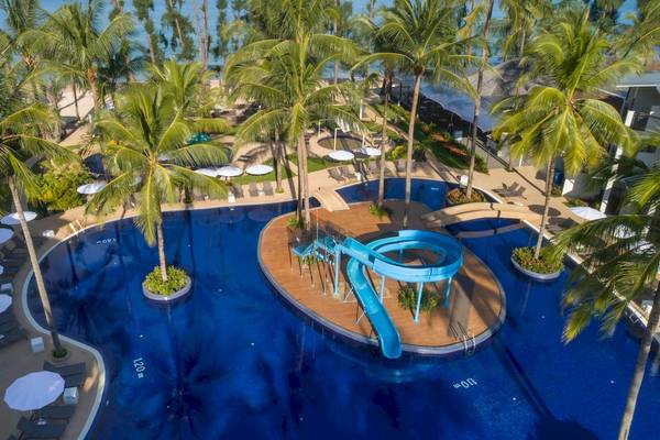 Luftaufnahme des Sunwing Bangtao Beach Resorts mit großem Pool und Wasserrutsche.