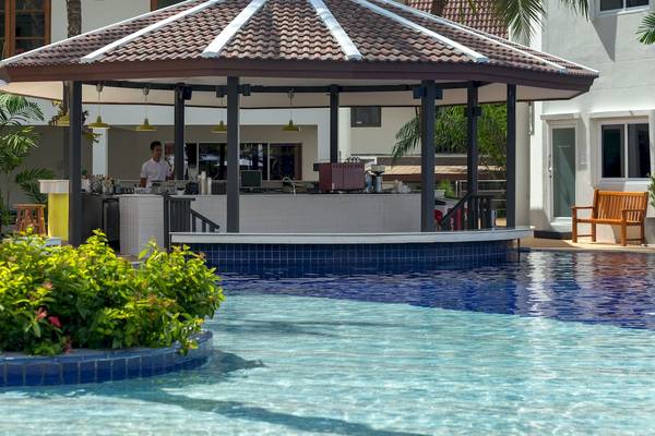 Poolbar im Sunwing Bangtao Beach Hotel mit Barkeeper und Swimmingpool