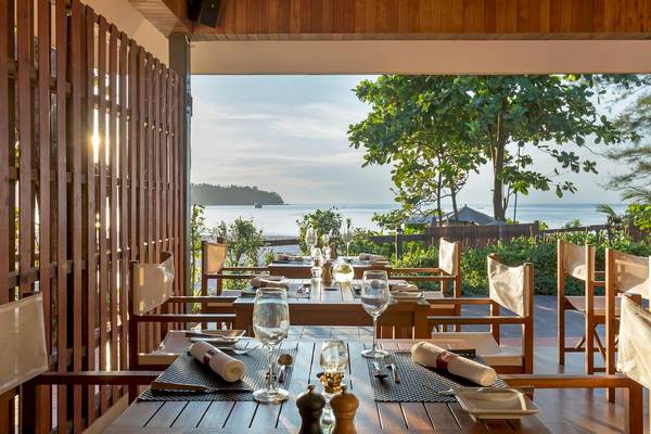 Sonnenuntergang im Hotelrestaurant Sunwing Bangtao Beach mit Blick auf das Meer.