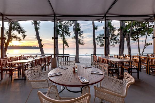 Terrasse des Sunwing Bangtao Beach Hotels mit Blick auf den Sonnenuntergang am Meer