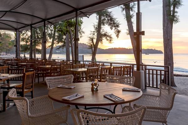 Sonnenuntergang im Hotel-Restaurant Sunwing Bangtao Beach mit Blick auf den Strand.