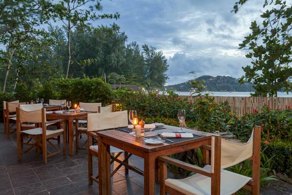 Gartenrestaurant mit Blick auf das Meer im Sunwing Bangtao Beach Hotel.