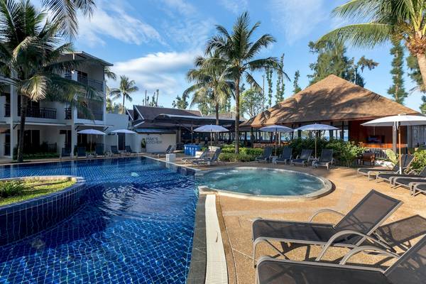 Außenpool des Sunwing Bangtao Beach Hotels mit Sonnenliegen und Schirmen.