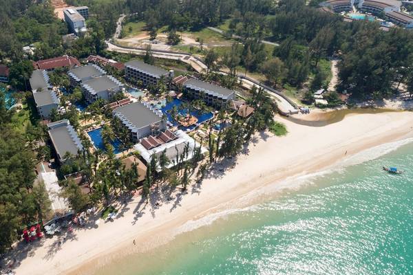 Luftaufnahme des Sunwing Bangtao Beach Resorts mit mehreren Pools und Gebäuden am Strand