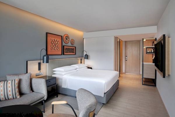 Vier Punkte Sheraton Phuket Patong Strand Hotel Schlafzimmer mit Bett, Sofa und Dekor