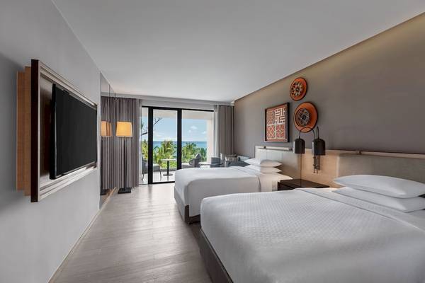 Doppelzimmer im Four Points by Sheraton Phuket Patong Beach Resort mit zwei Betten und Meerblick