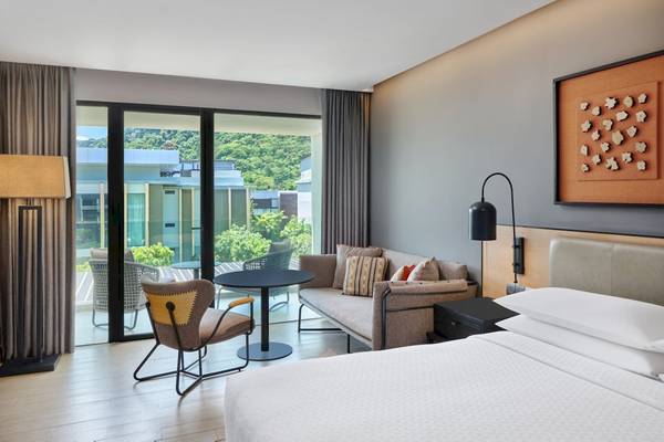 Zimmer im Four Points by Sheraton Phuket Patong Beach Resort mit Blick auf die Berge