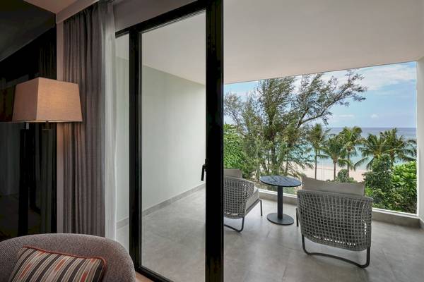 Balkonaussicht im Four Points by Sheraton Phuket Patong Beach Resort mit Meerblick.
