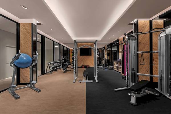 Fitnesscenter im Four Points by Sheraton Phuket Patong Beach Resort mit Geräten und Spiegeln.