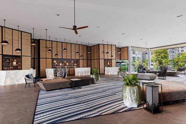 Lobby des Four Points by Sheraton Phuket Patong Beach Resort mit moderner Einrichtung und Pflanzen.