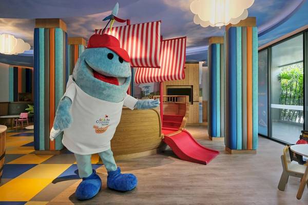 Ein blauer Mascot in einem Kinderspielbereich des Four Points by Sheraton Phuket Patong Beach Resort.