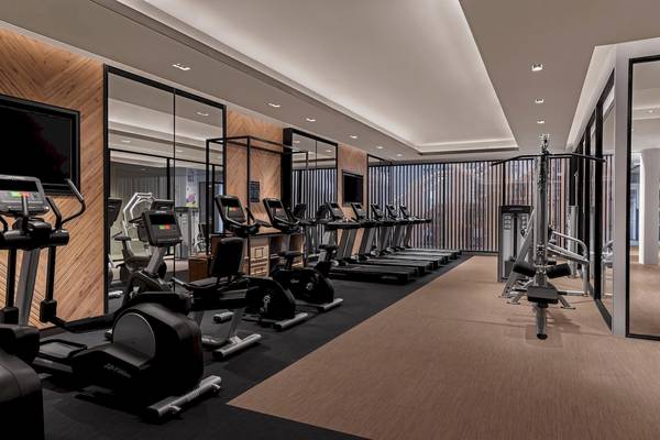 Fitnessstudio im Four Points by Sheraton Phuket Patong Beach Resort mit Laufbändern und anderen Geräten