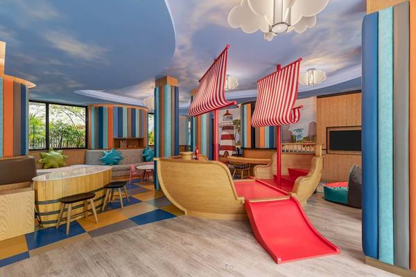 Kinderzimmer im Four Points by Sheraton Phuket Patong Beach Resort mit einem großen Boot und bunten Bodenfliesen.