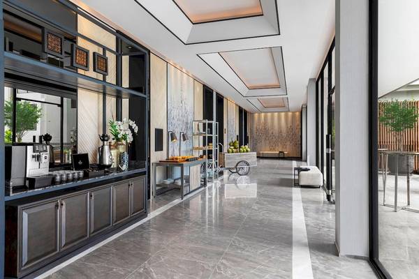 Lobby des Four Points by Sheraton Phuket Patong Beach Resort mit Bar und modernen Möbeln.