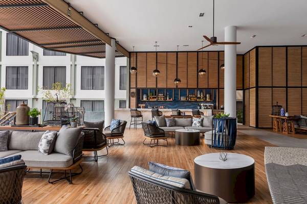 Loungebereich im Four Points by Sheraton Phuket Patong Beach Resort mit Möbeln und Pflanzen.