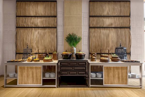 Buffettisch im Four Points by Sheraton Phuket Patong Beach Resort mit verschiedenen Speisen und Dekor.