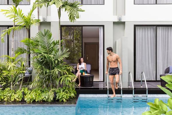 Ein Paar steht am Pool im Four Points by Sheraton Phuket Patong Beach Resort