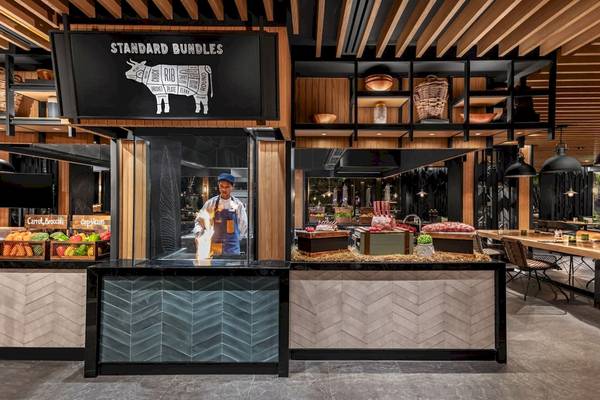 Innenansicht des Grill-Buffets im Four Points by Sheraton Phuket Patong Beach Resort.