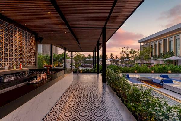Barbereich des Four Points by Sheraton Phuket Patong Beach Resorts mit Blick auf den Pool