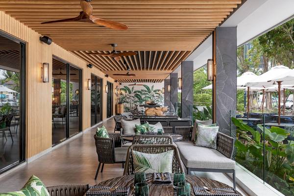 Vier Punkte Sheraton Phuket Patong Strand Terrasse mit Möbeln und Pflanzen