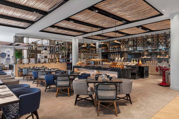 Innenansicht des Restaurants des Four Points by Sheraton Phuket Patong Beach Resort mit vielen Tischen und Stühlen.