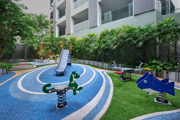 Ein Kinderspielplatz im Four Points by Sheraton Phuket Patong Beach Resort mit einer Rutsche, einem Pferd und einem Haifischspielzeug.
