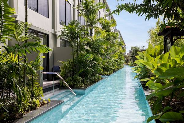 Außenpool des Four Points by Sheraton Phuket Patong Beach Resort zwischen grünen Pflanzen