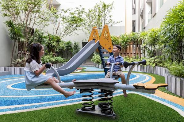 Zwei Kinder spielen auf einem Spielplatz im Garten des Hotels Four Points by Sheraton Phuket Patong Beach Resort.