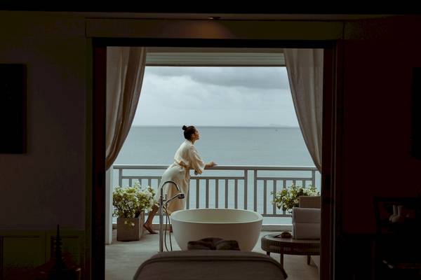 Frau auf Balkon mit Meerblick im Amatara Welleisure Resort