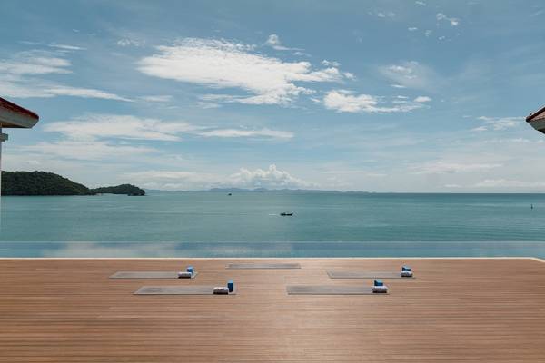Yoga-Matten auf der Terrasse des Amatara Welleisure Resorts mit Blick auf das Meer.