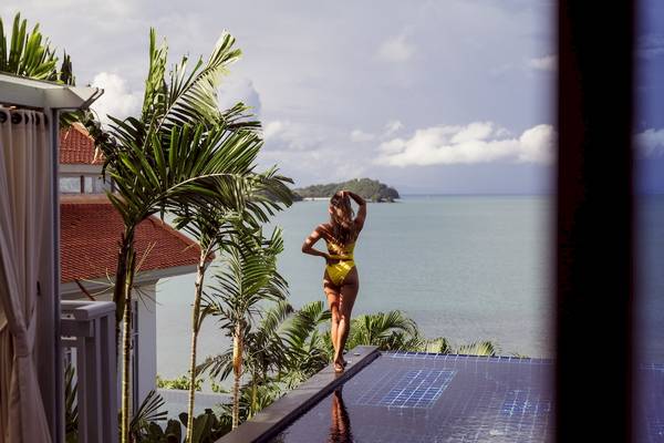 Frau im gelben Bikini am Pool mit Meerblick im Amatara Welleisure Resort
