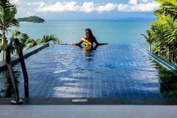 Frau im Pool mit Meerblick im Amatara Welleisure Resort