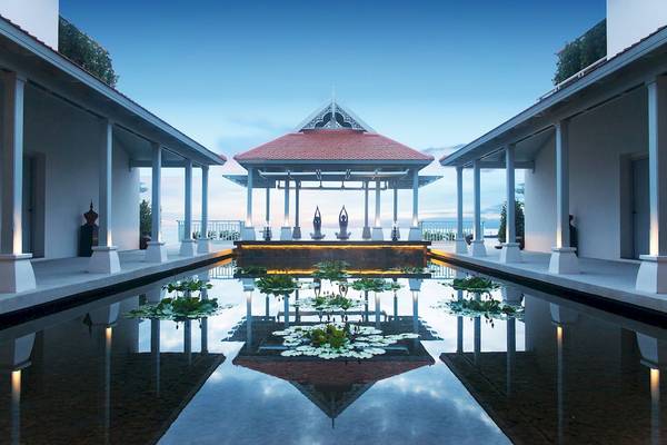 Außenbereich des Amatara Welleisure Resorts mit einem Pool und einem Yoga-Pavillon.